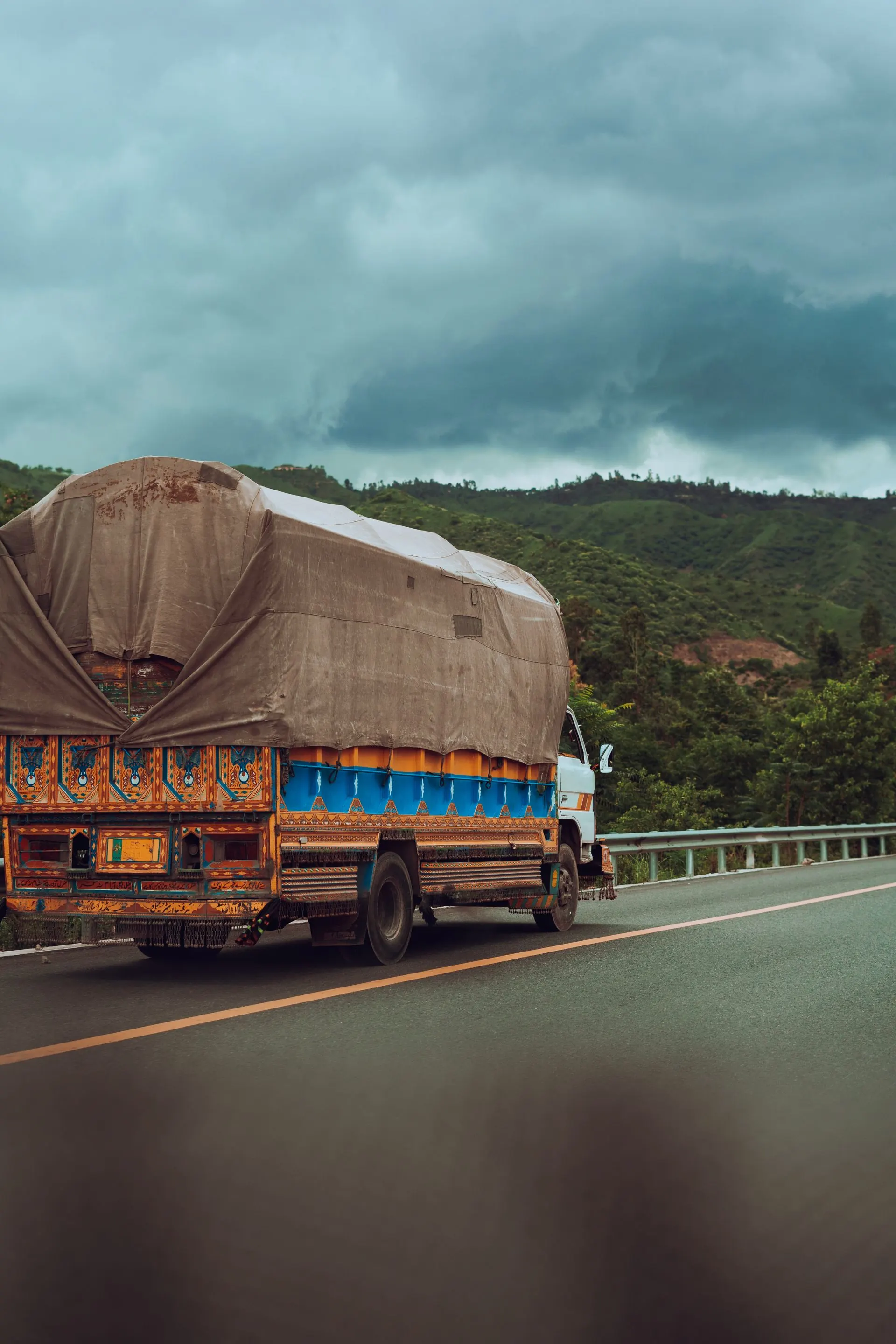 Camión en ruta por el corredor Mercosur